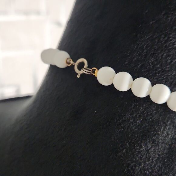 Classic White Beaded Necklace – Elegant & Timeless Design - Picture 4 of 4